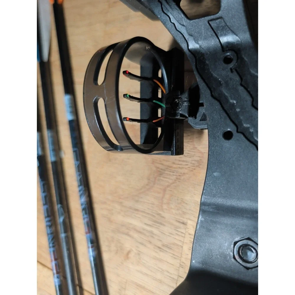Barnett Tom Cat Youth Bow/3 Practice Arrows And Big Game Retractable Gear Lift
